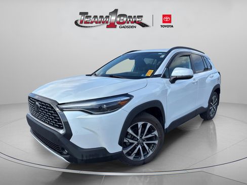 Used 2022 Toyota Corolla Cross XLE w/ Convenience Package image 5