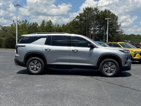 Used 2025 Chevrolet Traverse LT w/ Driver Confidence Package FWD image 2