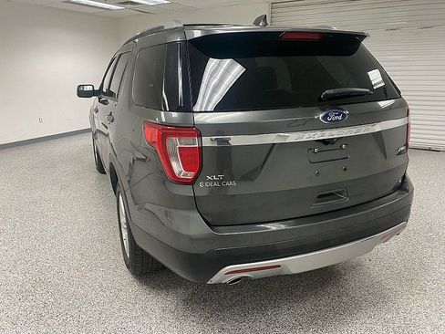 Used 2017 Ford Explorer XLT image 7