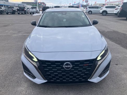 Used 2023 Nissan Altima 2.5 SR w/ SR Premium Package image 2