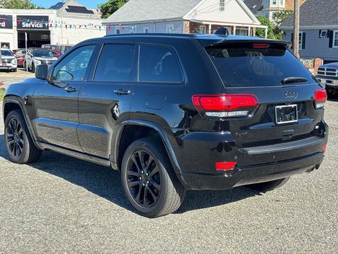 Used 2022 Jeep Grand Cherokee Laredo X AWD/4WD image 3