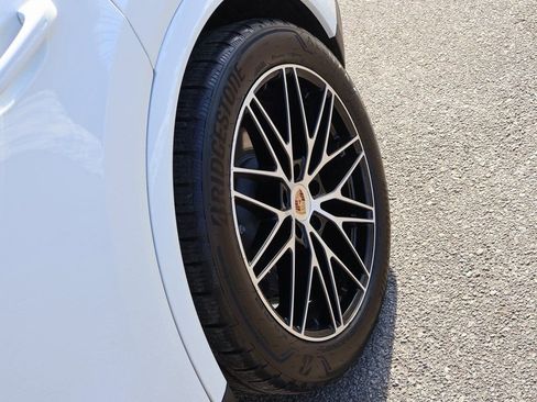 Certified 2025 Porsche Cayenne AWD/4WD image 37