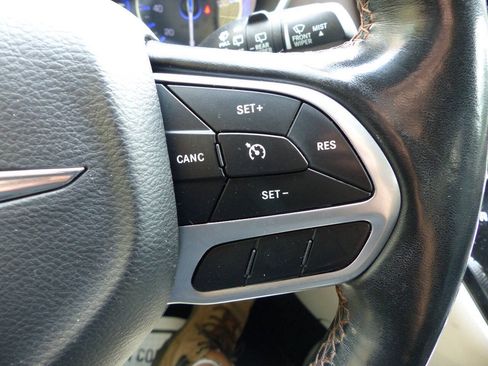 Used 2019 Chrysler Pacifica Touring-L FWD image 46