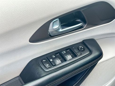 Used 2018 Chrysler Pacifica Touring-L image 18