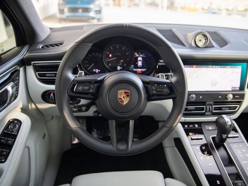 Certified 2024 Porsche Macan image 23