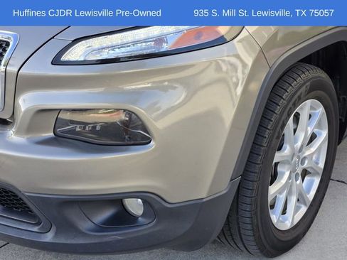 Certified 2017 Jeep Cherokee Latitude w/ Safety/Convenience Group image 9