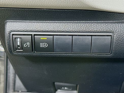 Used 2020 Toyota Corolla LE image 12