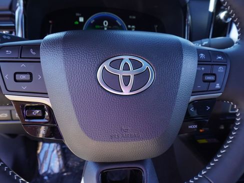 Used 2025 Toyota Camry SE image 18