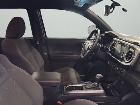 Used 2017 Toyota Tacoma TRD Sport w/ Tow Package image 33