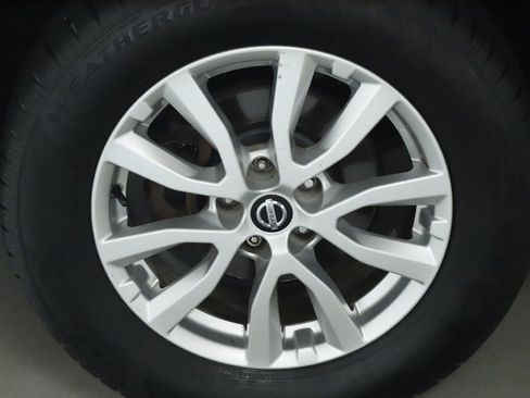 Used 2017 Nissan Rogue SV w/ SV Premium Package AWD/4WD image 38