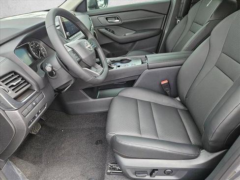 Used 2025 Nissan Rogue SV w/ SV Premium Package image 4