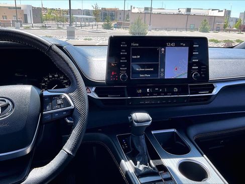 Used 2024 Toyota Sienna XLE Woodland Edition image 7