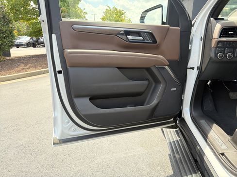 Used 2025 Chevrolet Tahoe High Country AWD/4WD image 24