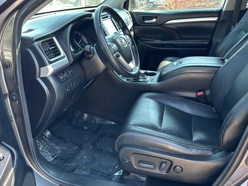 Used 2018 Toyota Highlander XLE AWD/4WD image 29