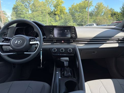 Used 2023 Hyundai Elantra SE FWD image 12