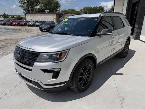 Used 2018 Ford Explorer XLT w/ Equipment Group 202A AWD/4WD image 4