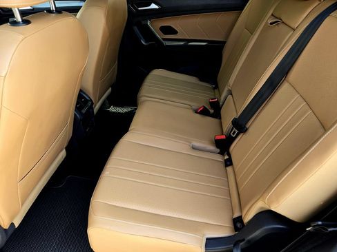 Used 2023 Volkswagen Tiguan SE w/ Panoramic Sunroof Package FWD image 24