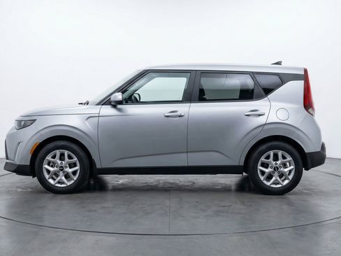 Used 2025 Kia Soul LX w/ LX Technology Package FWD image 5