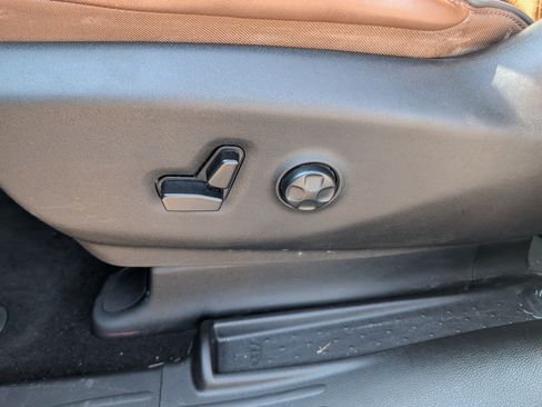 Used 2018 Chrysler Pacifica Limited w/ Tire & Wheel Group FWD image 24