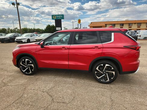 Used 2024 Mitsubishi Outlander SE image 2