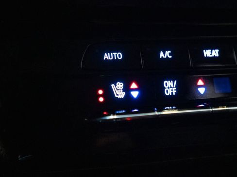 Used 2022 Chevrolet Bolt EUV LT w/ Convenience Package image 32