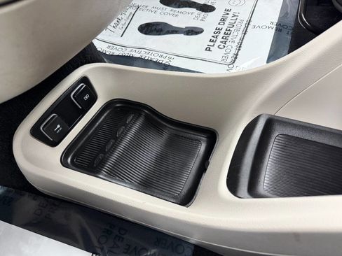 Used 2021 Chrysler Pacifica Touring w/ Cold Weather Group image 47