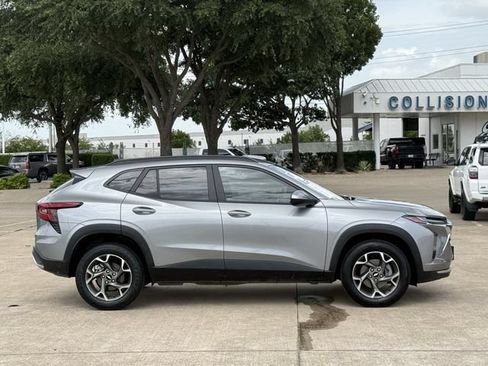 Certified 2025 Chevrolet Trax LT w/ Driver Confidence Package FWD image 5