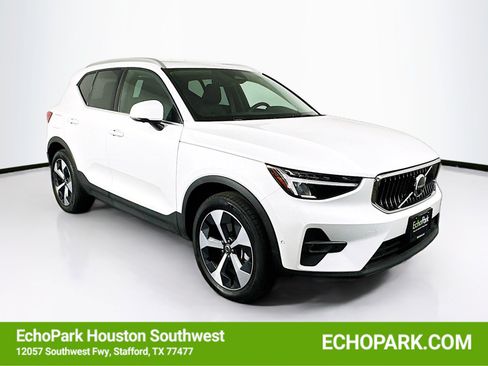 Used 2025 Volvo XC40 B5 Plus image 1