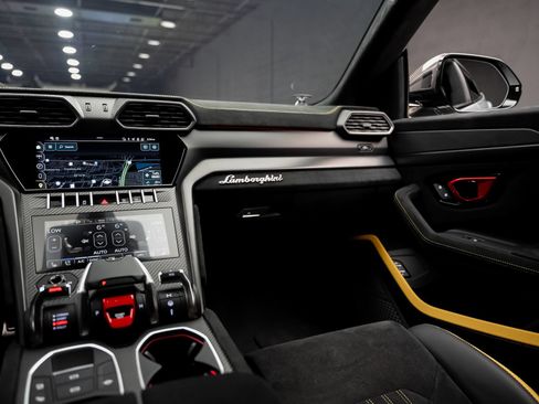 Used 2024 Lamborghini Urus Performante AWD/4WD image 45