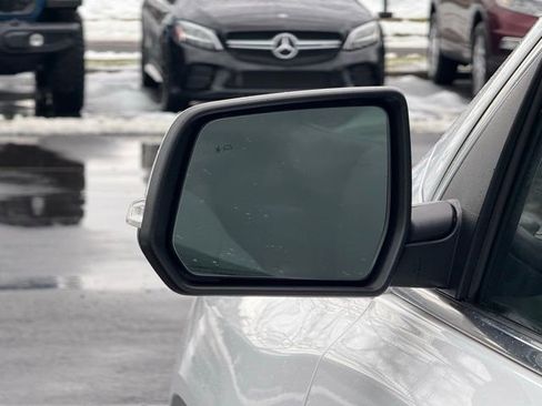 Used 2023 GMC Acadia SLT image 15