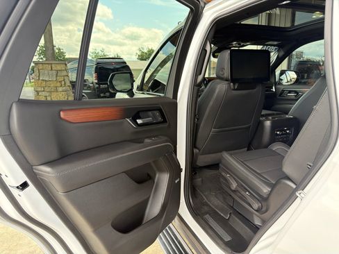 Used 2026 GMC Yukon Denali w/ Denali Reserve Package AWD/4WD image 2