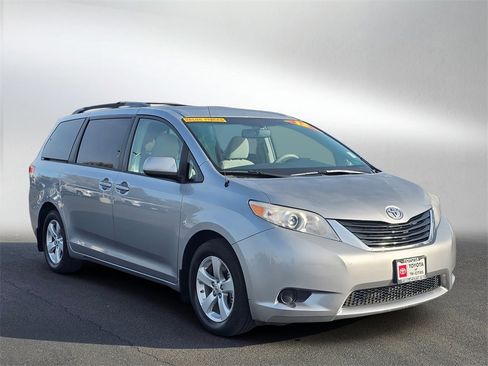 Used 2012 Toyota Sienna LE w/ Towing Pkg image 7