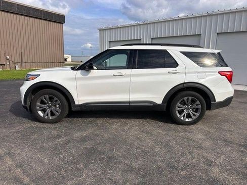 Used 2022 Ford Explorer XLT w/ Equipment Group 202A AWD/4WD image 3