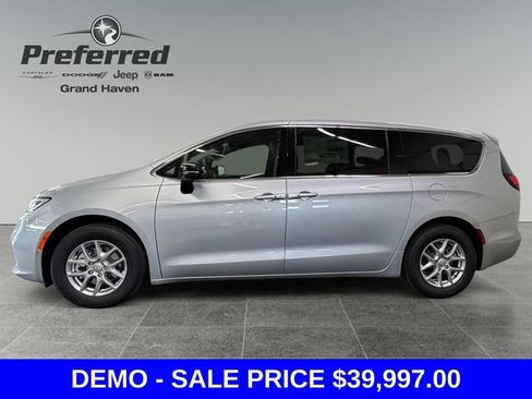Used 2026 Chrysler Pacifica Select FWD image 3