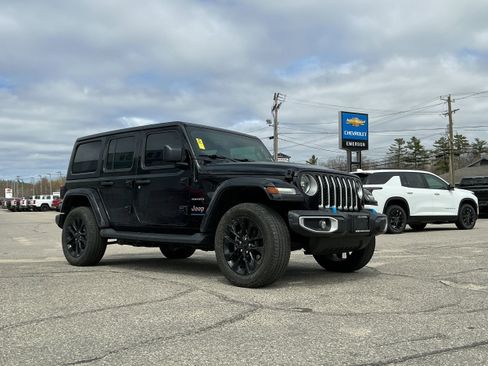 Used 2023 Jeep Wrangler Unlimited Sahara w/ Cold Weather Group AWD/4WD image 3