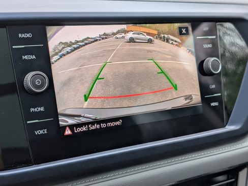 Used 2024 Volkswagen Taos SE w/ Panoramic Sunroof Package image 27