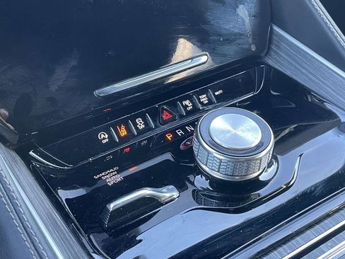 Certified 2024 Jeep Wagoneer Series II w/ Flexible Seating Group image 38