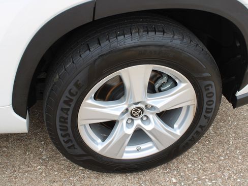 Used 2023 Toyota Highlander LE image 11