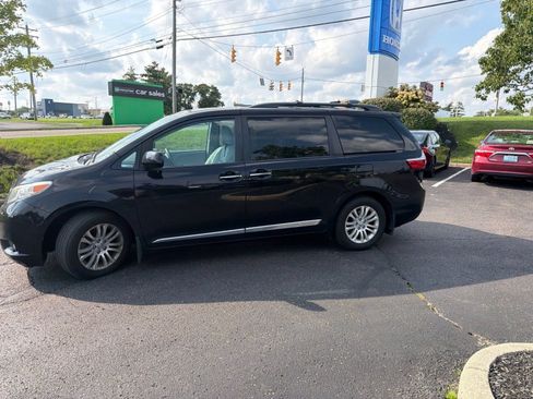 Used 2017 Toyota Sienna XLE Premium w/ Protection Package FWD image 3