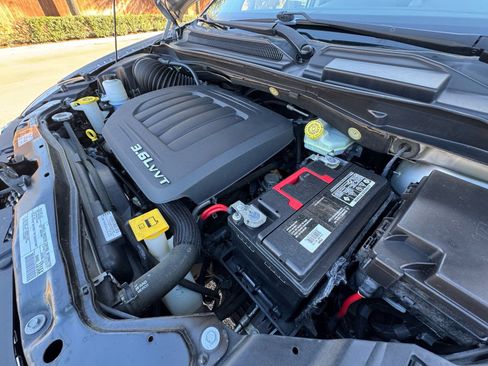 Used 2018 Dodge Grand Caravan SE w/ UConnect Hands-Free Group image 32