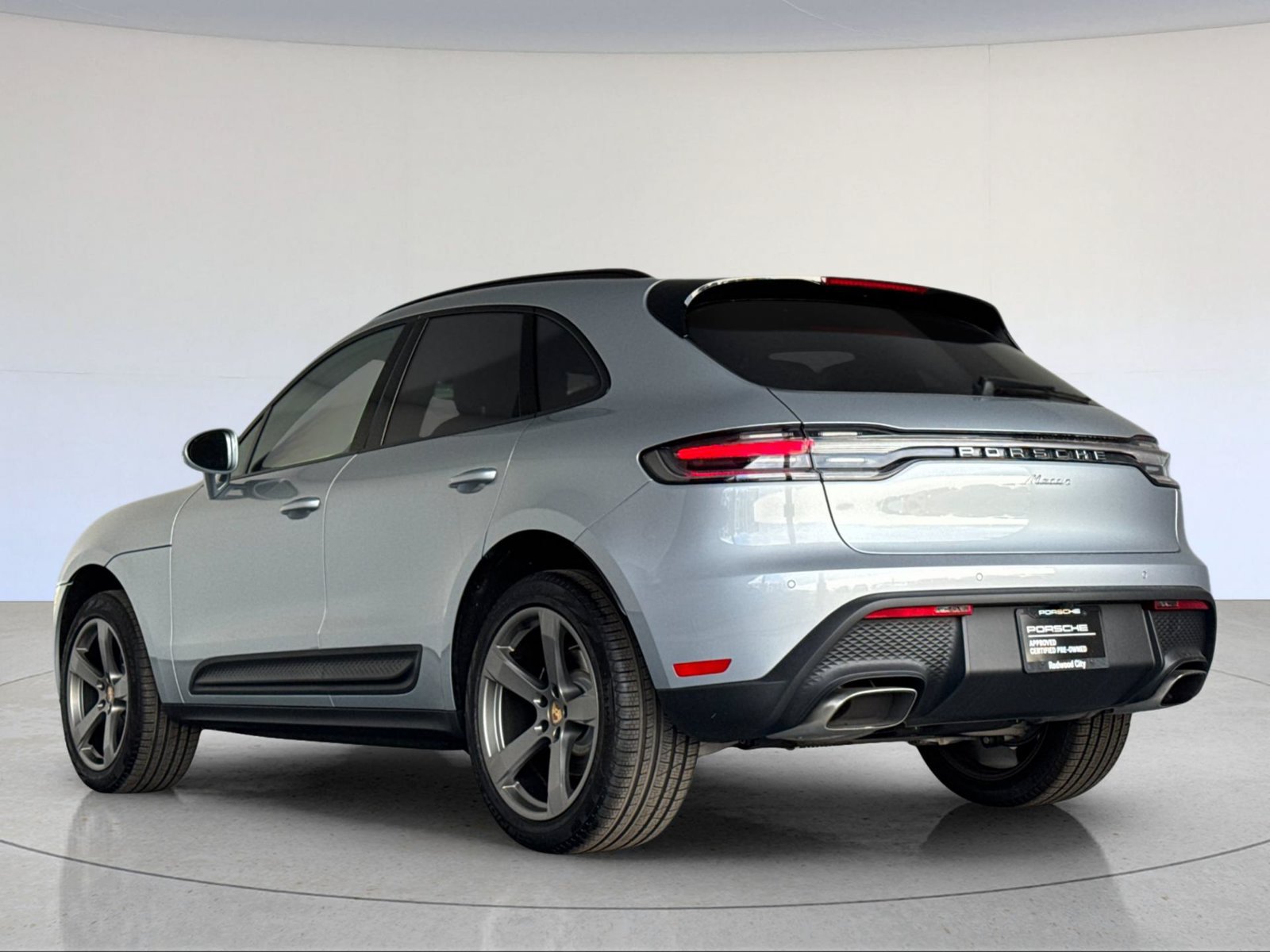 Certified 2025 Porsche Macan AWD/4WD image 3