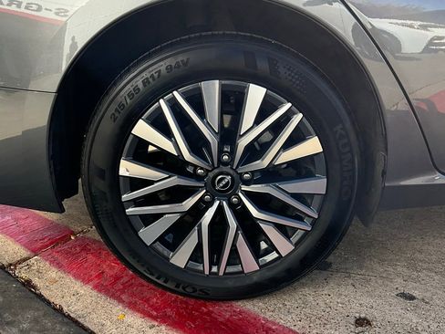 Used 2025 Nissan Altima 2.5 SV image 9