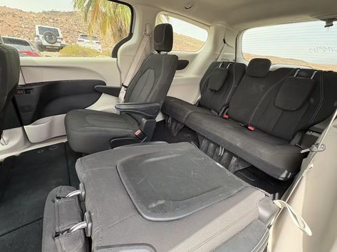Used 2023 Chrysler Voyager LX FWD image 10
