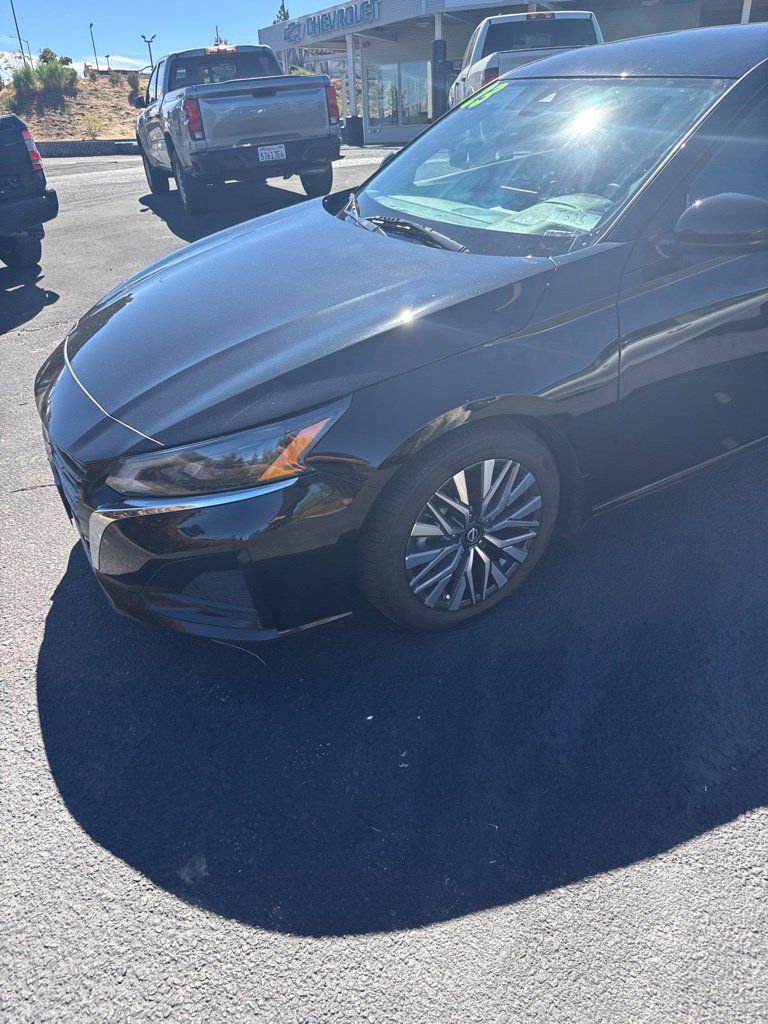 Used 2023 Nissan Altima 2.5 SV FWD image 1