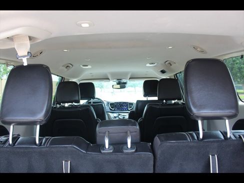 Used 2022 Chrysler Pacifica Touring-L FWD image 11