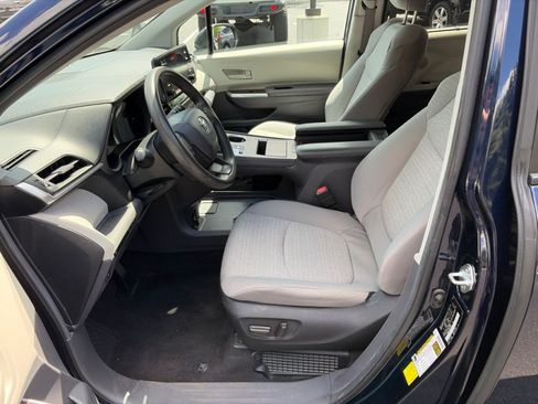 Used 2024 Toyota Sienna LE AWD/4WD image 12