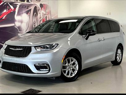Used 2024 Chrysler Pacifica Touring-L