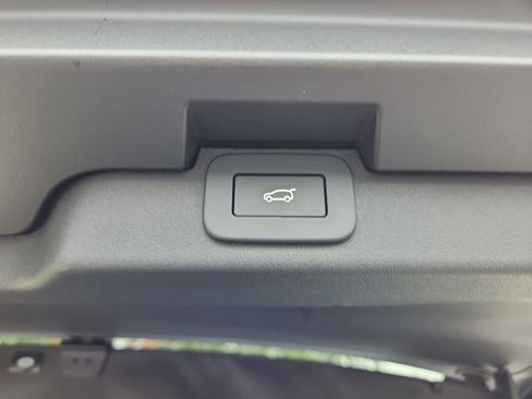 Used 2025 Land Rover Discovery S AWD/4WD image 14