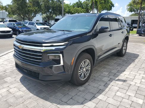 Used 2025 Chevrolet Traverse LT FWD image 3