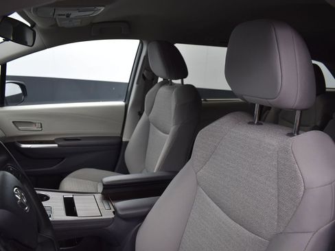 Used 2024 Toyota Sienna LE image 11
